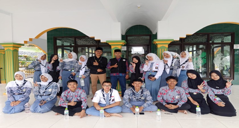 Meneladani Sang Mursyid: Ziarah PASUS SMA Serba Bakti ke Makam Abah Anom